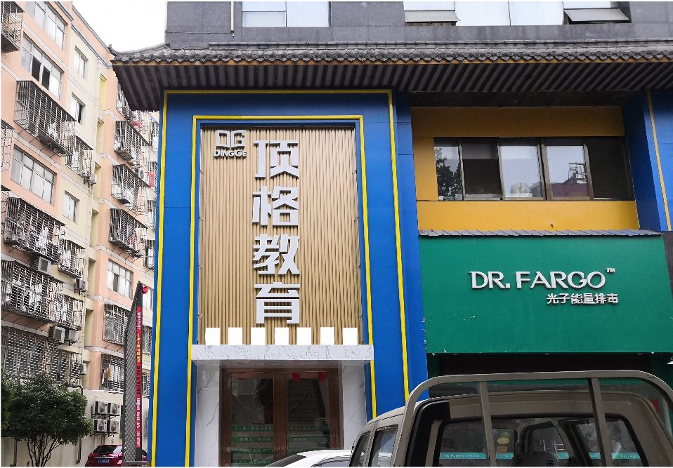 新邵门头设计要符合门店特色。